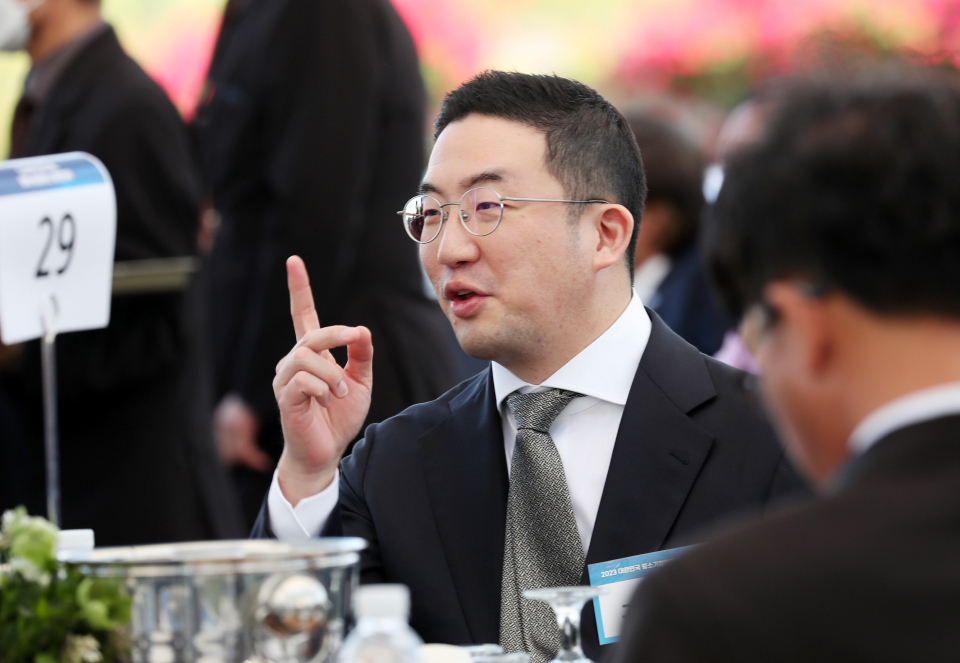 구광모 LG그룹 회장이 23일 서울 용산 대통령실 잔디마당에서 열린 '2023 대한민국 중소기업인대회'에서 참석자들과 대화하고 있다. / 사진=연합뉴스