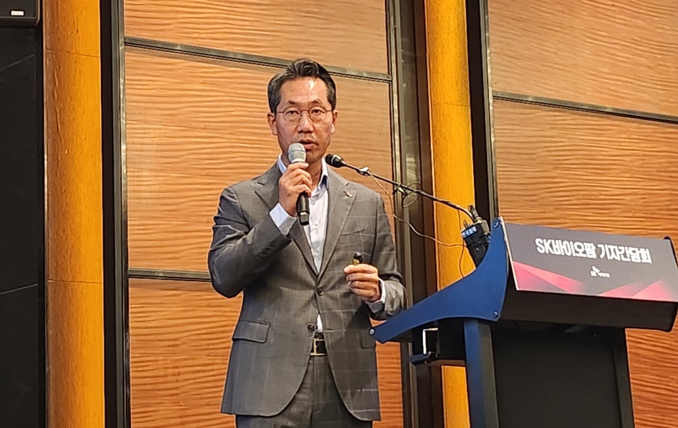 이동훈 SK바이오팜 사장이 18일 서울 여의도 콘래드호텔에서 열린 기자간담회에서 전략과 비전을 발표하고 있다./사진=김지원 기자