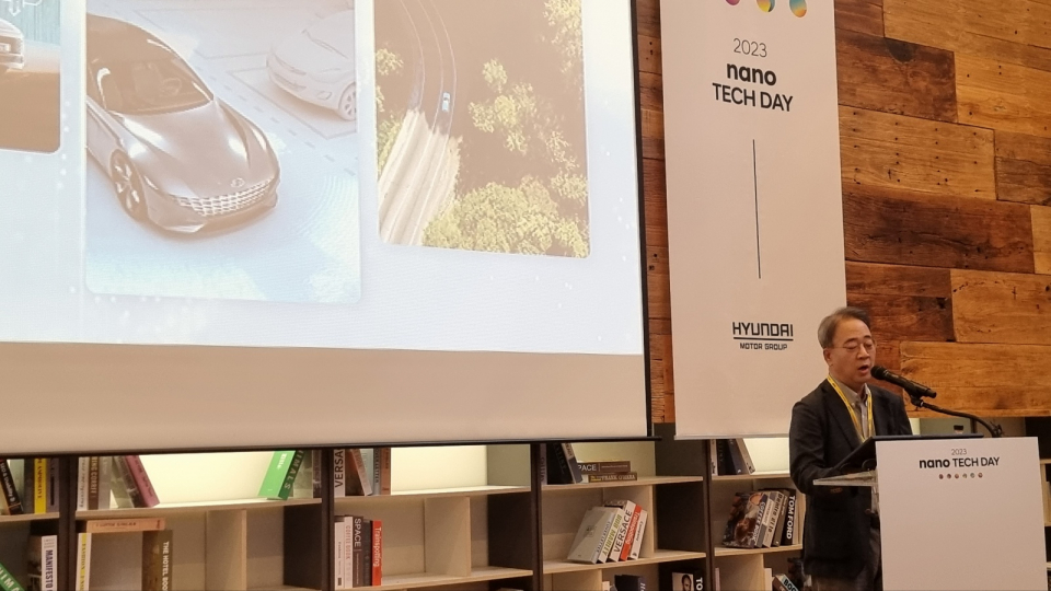 이종석 현대차·기아 선행기술원장 부사장이 20일 열린 '현대차 나노테크데이'에서 나노 소재 중요성에 대해 설명하고 있다. / 사진=박성수 기자