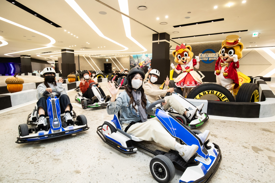 롯데월드 '카트라이더 레이싱 월드'에서 사람들이 레이싱 즐기고 있다.