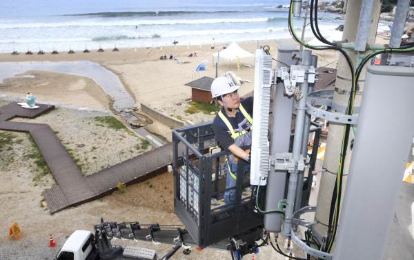 KT 직원이 휴가철 트래픽 증가에 대비해 양양 죽도해수욕장 인근에서 통신 기지국을 점검하고 있다. / 사진 = KT