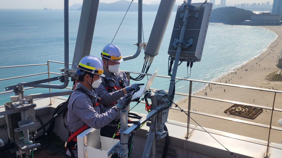 LG유플러스 임직원이 부산 해운대에서 5G 기지국을 점검하고 있다. / 사진 = LG유플러스