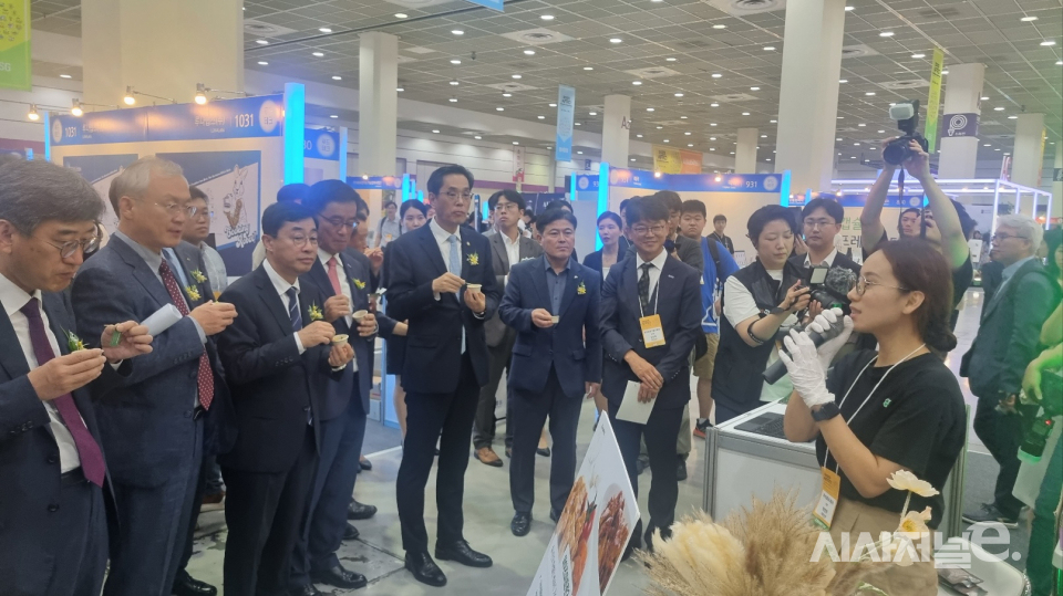 한훈 농림축산식품부 차관, 윤종철 농촌진흥청 차장, 안호근 한국농업기술진흥원장, 이동기 코엑스 대표 등이 AFRO 2023에 참석해 현장을 둘러보고 있다. / 사진=한다원 기자