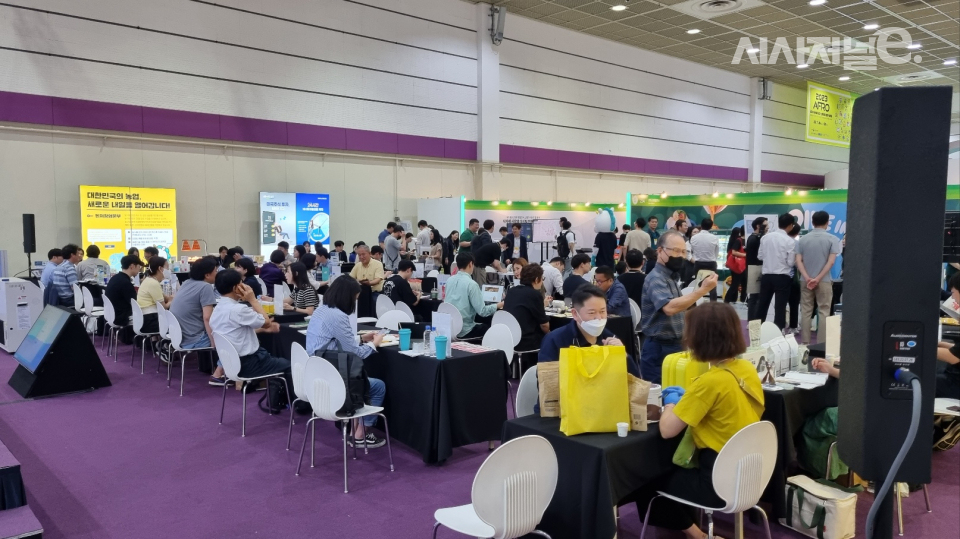 스타트업들과 투자사들이 품평회를 하고 있다. / 사진=한다원 기자