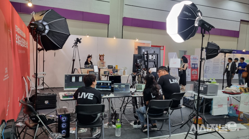 한국농업기술진흥원과 우체국쇼핑이 라이브커머스를 진행하고 있다. / 사진=한다원 기자