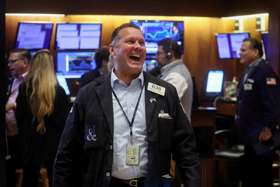 뉴욕증권거래소(NYSE) 입회장에서 일하는 트레이더의 모습/사진=연합뉴스