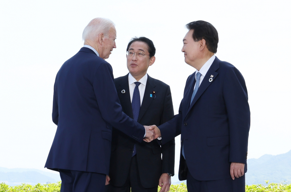 윤석열 대통령과  조 바이든 미국 대통령, 기시다 후미오 일본 총리가 지난 5월 21일 일본 히로시마에서 열린 G7 정상회의에서 열린 한미일 정상회담에 앞서 서로 인사하고 있다./사진=공동취재단