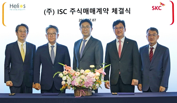 지난달 7일 서울 종로구 SKC 본사에서 열린 주식매매계약 체결식에서 박원철 SKC 사장(가운데)과 현 ISC 최대주주인 헬리오스PE의 전제모 대표(왼쪽 두번째)등 주요 관계자들이 계약서 서명 후 포즈를 취하고 있다. / 사진=SKC