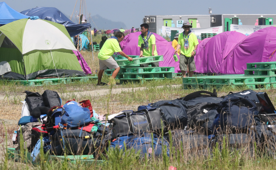 2023 새만금 세계스카우트 잼버리 대원들이 8일 전북 부안군 잼버리 야영장에서 텐트를 철거하고 있다. / 사진=연합뉴스