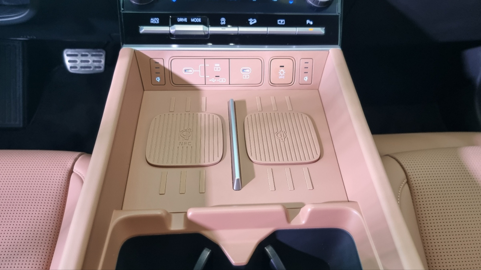 듀얼 스마트폰 충전. / 사진=박성수 기자