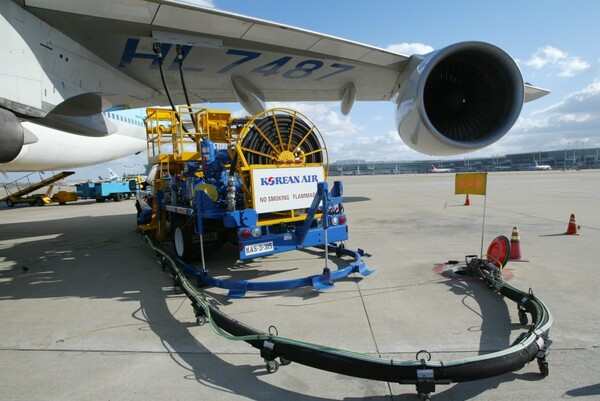 대한항공 항공기에 급유가 진행되는 모습. /사진=대한항공