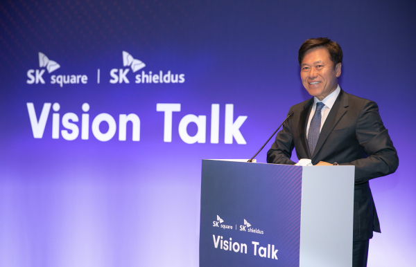 박정호 SK스퀘어 부회장이 올해 3월 스페인 바르셀로나 간담회에서 SK스퀘어-EQT파트너스의 SK쉴더스 공동경영 계획을 발표하고 있다. / 사진 = SK스퀘어