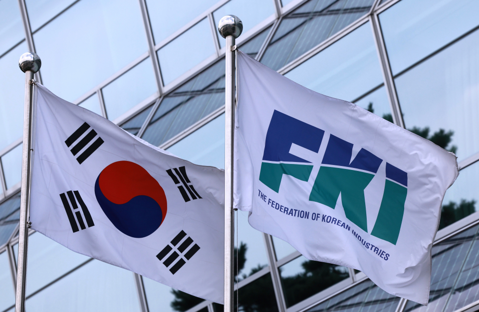 서울 영등포구 여의도 전경련 회관 앞 국기게양대에 전국경제인연합회 깃발이 펄럭이고 있다. / 사진=연합뉴스