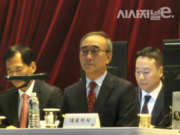 김영섭 신임 KT 대표이사 사장이 30일 서울 서초구 KT우면연구개발센터에서 열린 '2023년 제2차 임시 주주총회'에 참석해 주주들의 발언을 듣고 있다. / 사진 = 김용수 기자