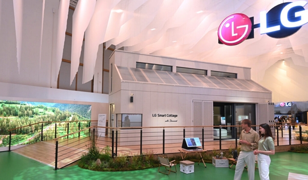 LG전자가 ‘IFA 2023’ 전시관에서 소형 모듈러 주택 ‘LG 스마트코티지’를 소개하고 있다. / 사진=LG전자