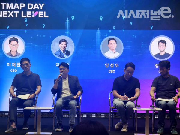이종호 티맵모빌리티 대표 등 회사 경영진이 4일 서울 중구 SK텔레콤 본사에서 열린 기자간담회에서 '올뉴 티맵' 출시 관련 기자간담회에서 기자들의 질문에 답하고 있다. 왼쪽부터 이재환 최고전략책임자(CSO), 이종호 대표, 최고사업책임자(CBO), 최고기술책임자(CTO) 순/ 사진 = 김용수 기자