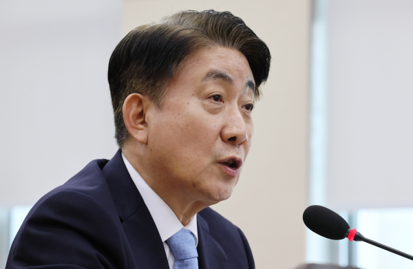 이동관 방송통신위원장 후보자가 18일 서울 여의도 국회 과학기술정보방송통신위원회에서 열린 인사청문회에서 의원 질의에 답하고 있다. / 사진 = 연합뉴스