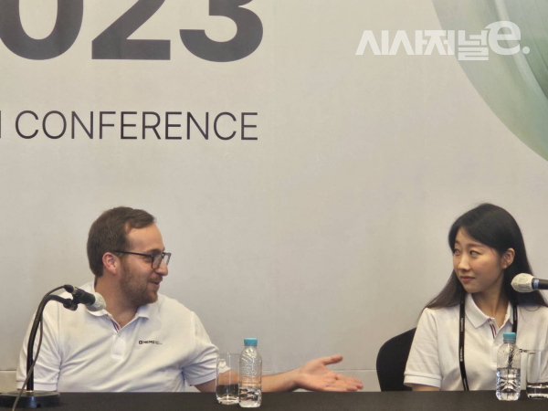 필립 민친 스플리트 대표와 조혜원 카카오모빌리티 글로벌사업기획 리더가 8일 서울 강남구 인터컨티넨털 서울파르나스에서 '카카오모빌리티의 글로벌 전략'을 주제로 열린 라운드테이블에서 기자들의 질문에 답하고 있다. / 사진 = 김용수 기자