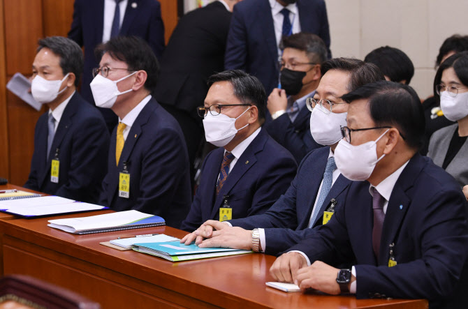 지난해 10월 국회 정무위원회에서 열린 금융감독원 국정감사에 (앞줄 왼쪽부터) 진옥동 신한은행장, 이재근 KB국민은행장, 임동순 NH농협은행 수석부행장, 박성호 하나은행장, 이원덕 우리은행장이 증인으로 출석해 있다. 사진=연합뉴스