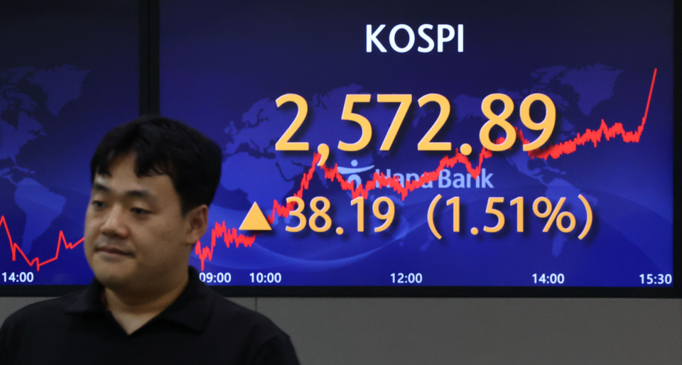 14일 오후 서울 중구 하나은행 딜링룸 전광판에 코스피 지수 등이 표시되고 있다. / 사진=연합뉴스