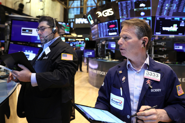 15일(현지시간) 뉴욕증권거래소(NYSE)에서 다우존스30산업평균지수는 전날보다 288.87포인트(0.83%) 하락한 34618.24로 거래를 마쳤다. S&P500지수는 전장보다 54.78포인트(1.22%) 내린 4450.32로 장을 끝냈고 나스닥지수는 217.72포인트(1.56%) 떨어진 13708.33으로 마감했다. / 사진=연합뉴스.