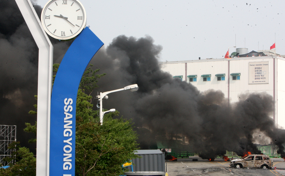 2009년 7월20일 쌍용자동차 평택공장이 연기에 휩싸인 모습. / 사진=연합뉴스