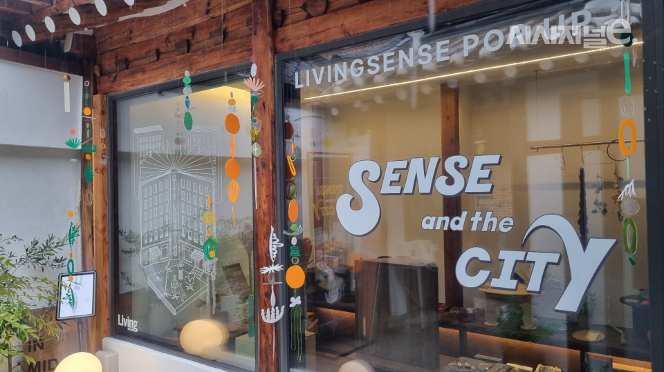 전시장 외부에 오시영 작가의 모빌이 설치됐다. / 사진=한다원 기자