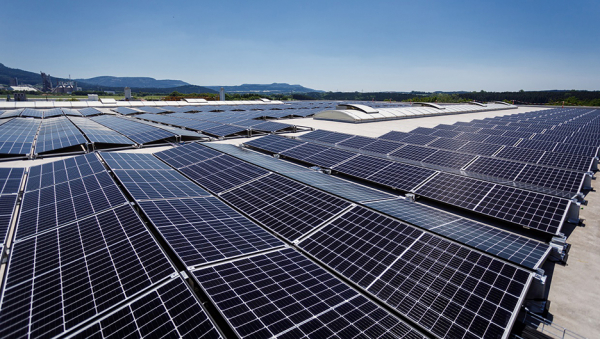 미국의 한 상업시설에 설치된 한화솔루션의 태양광 모듈. /사진=한화