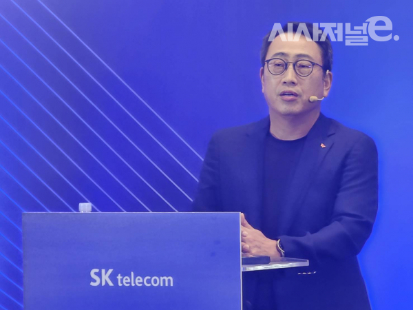 유영상 SK텔레콤 대표이사 사장이 26일 서울 중구 SK텔레콤사옥에서 열린 기자간담회에서 AI 사업 전략을 발표하고 있다. / 사진 = 김용수 기자