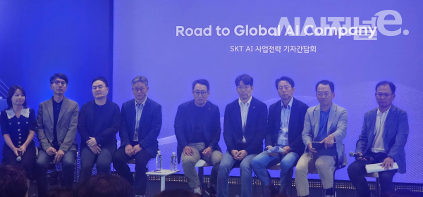 왼쪽부터 류수정 사피온코리아 대표, 한명진 SK텔레콤 최고전략책임자, 김지원 SK텔레콤 대화담당, 정석근 SK텔레콤 글로벌·AI테크사업부장, 유영상 SK텔레콤 대표, 김용훈 SK텔레콤 AI서비스사업부장, 김경덕 SK텔레콤 엔터프라이즈CIC장, 최성균 SK브로드밴드 데이터센터CO담당, 하민용 SK텔레콤 최고사업개발책임자 / 사진 = 김용수 기자