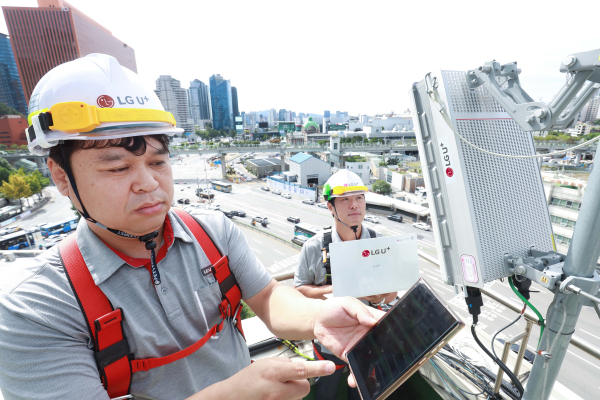 LG유플러스 직원들이 통신 기지국의 품질 점검을 진행하고 있는 모습 / 사진 = LG유플러스
