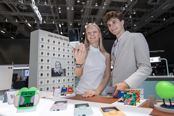 이달 초 독일 베를린에서 열린 'IFA 2023' 삼성전자 전시관에서 모델들이 ‘갤럭시Z플립5ㆍ폴드5를 소개하고 있다. / 사진=삼성전자