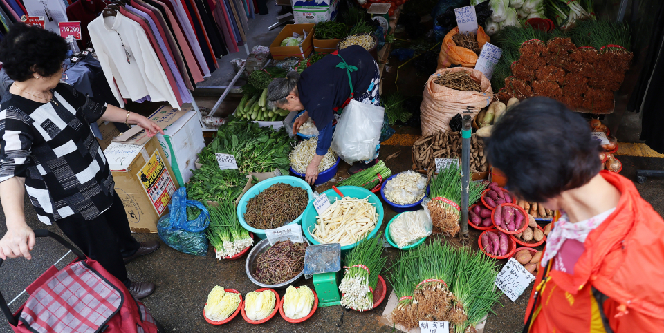 추석 연휴를 이틀 앞둔 지난 26일 오후 인천 남동구 모래내시장에서 시민들이 장을 보고 있다. / 사진=연합뉴스