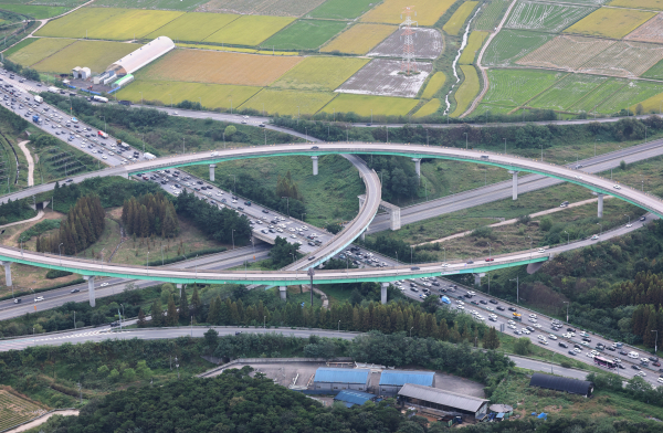 경찰청 헬기에서 바라본 경기도 안성의 안성JC 인근 고속도로가 귀성 차량 등으로 정체되고 있는 모습. / 사진=연합뉴스