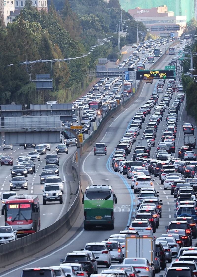 추석 연휴 나흘째인 지난 1일 오후 서울 경부고속도로 잠원 IC 인근 상(왼쪽)·하행선이 차량으로 붐비고 있는 모습./사진=연합뉴스