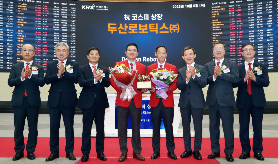 한국거래소 유가증권시장본부가 5일  오전9시 서울사옥 홍보관에서 협동로봇 제조기업인 두산로보틱스 유가증권시장 상장기념식을 개최했다./제공 한국거래소