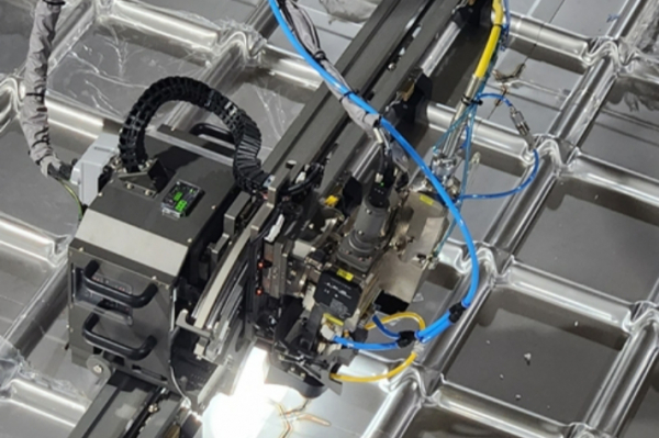 삼성중공업이 개발한 '레이저 고속 용접 로봇' 모습. /사진=삼성