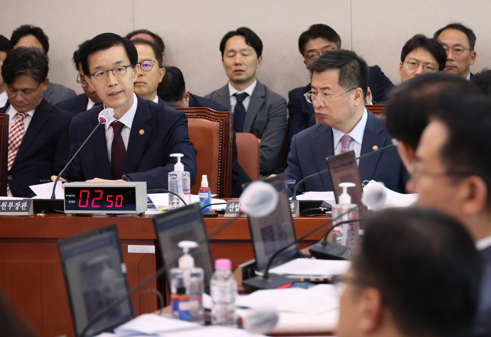 10일 국회에서 열린 산업통상자원중소벤처기업위원회 국정감사에서 방문규 산업통상자원부 장관이 답변을 하고 있다. / 사진=연합뉴스