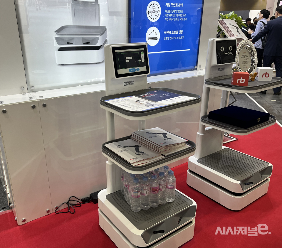 2023 로보월드에서 레인보우로보틱스의 서빙로봇이 전시돼있다./사진=박예영 기자
