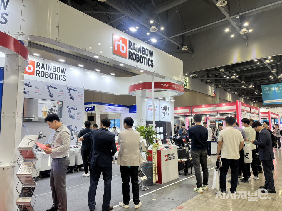 방문객들이 레인보우로보틱스의 기술을 체험하고 있다.사진=박예영 기자