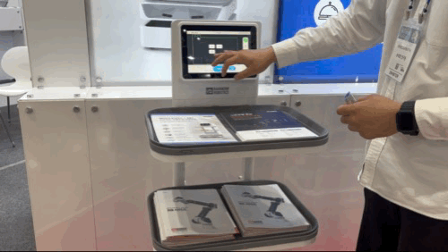 서빙로봇이 움직이고 있다./사진=박예영 기자