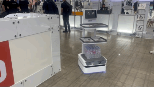 서빙로봇이 서빙하고 있다./사진=박예영 기자