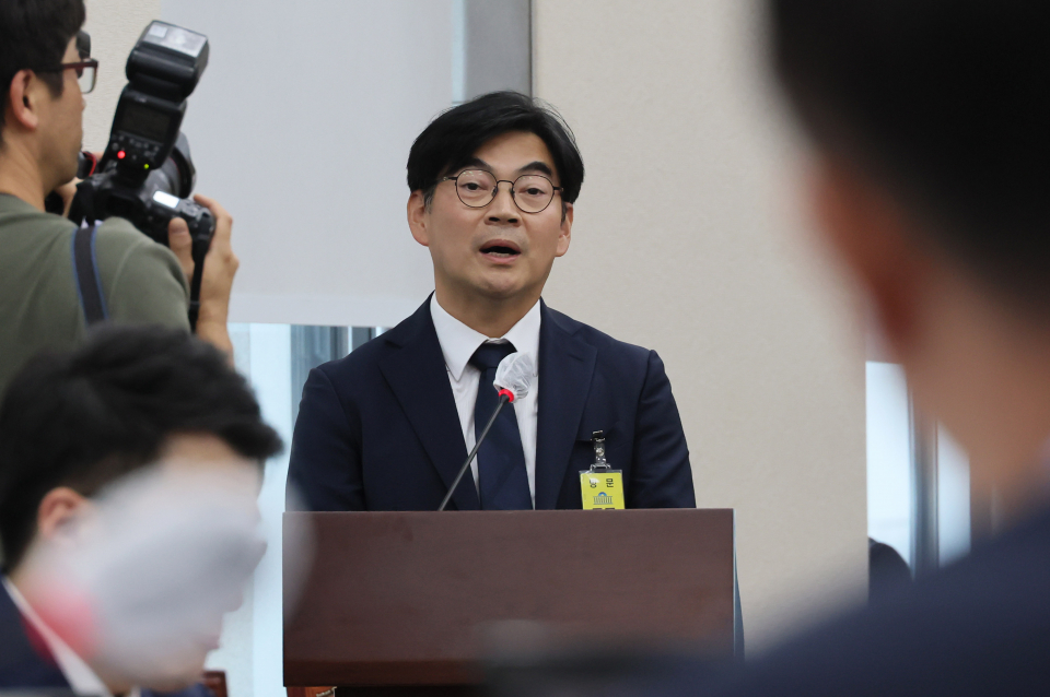 정순신 변호사가 11일 국회 교육위원회에서 열린 국정감사에 증인으로 출석해 더불어민주당 강득구 의원 질의에 답변하고 있다. / 사진=연합뉴스