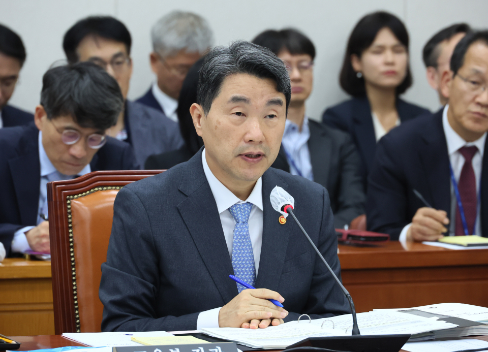 이주호 부총리 겸 교육부 장관이 11일 국회 교육위원회에서 열린 교육부, 국가교육위원회 등에 대한 국정감사에서 자료 제출 요청에 답변하고 있다. / 사진=연합뉴스