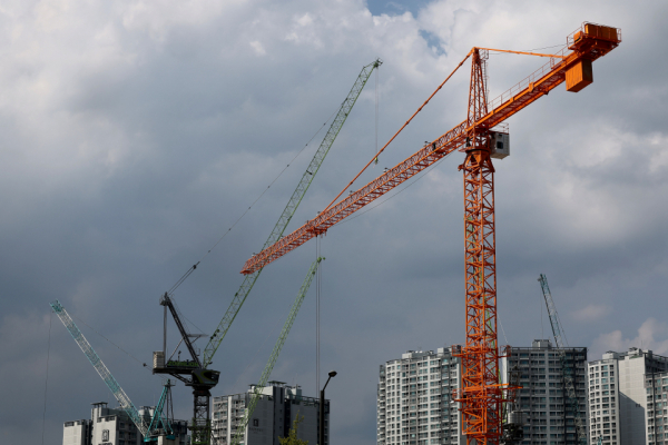 서울의 한 재건축 사업장에서 작동 중인 타워크레인 모습/ 사진=연합뉴스