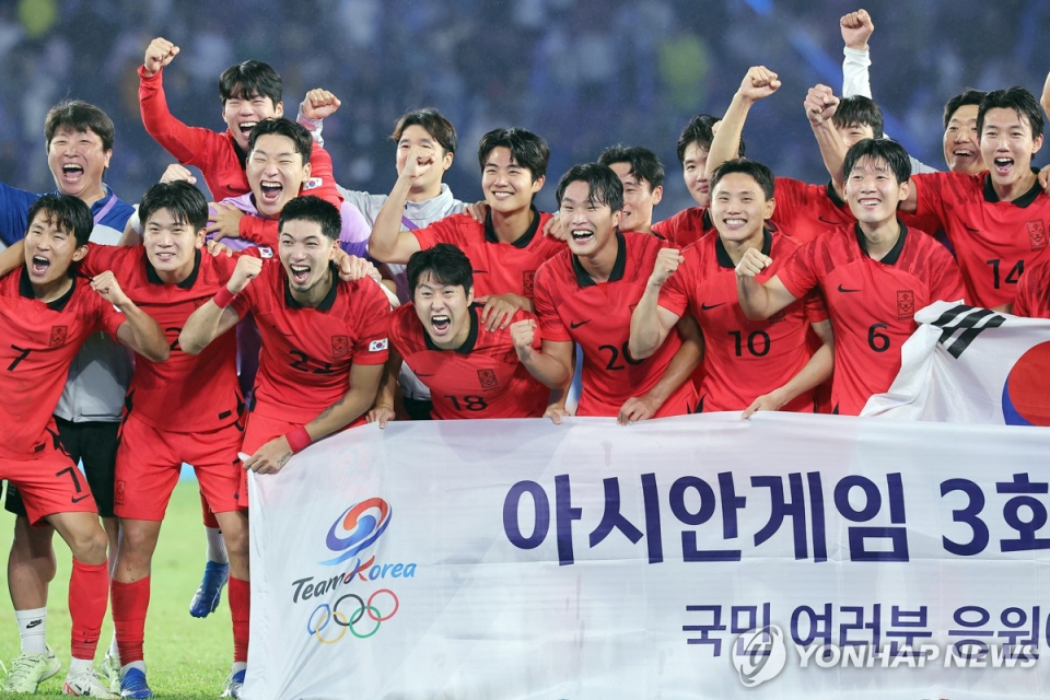 지난 7일 중국 항저우 황룽 스포츠센터 스타디움에서 열린 제19회 항저우 아시안게임 남자축구 대한민국과 일본의 결승전에서 우승한 한국 대표팀이 기뻐하고 있다. / 사진=연합뉴스