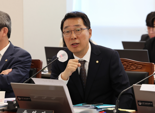 국회 과학기술정보방송통신위원회 소속 윤영찬 더불어민주당 의원이 지난 11일 세종시 정부세종청사에서 열린 과학기술정보통신부, 우정사업본부 등 국정감사에서 발언을 하고 있다. / 사진 = 연합뉴스