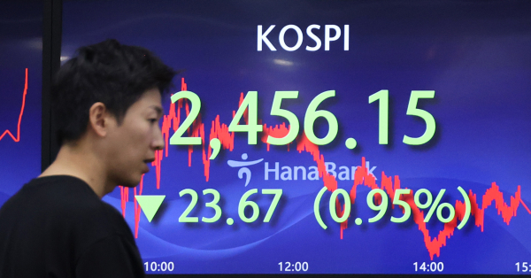 지난 13일 코스피는 전 거래일보다 0.95% 하락 2456.15에 장을 마감했다. / 사진=연합뉴스.