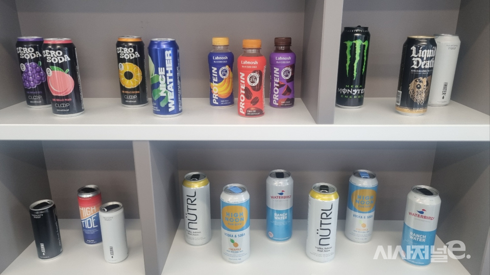이그니스 본사에 전시돼 있는 캔 음료들. / 사진=한다원 기자