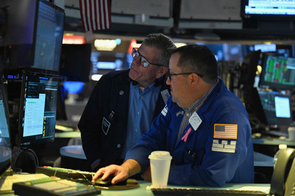 NYSE 입회장에서 일하는 트레이더들의 모습. /사진=연합뉴스